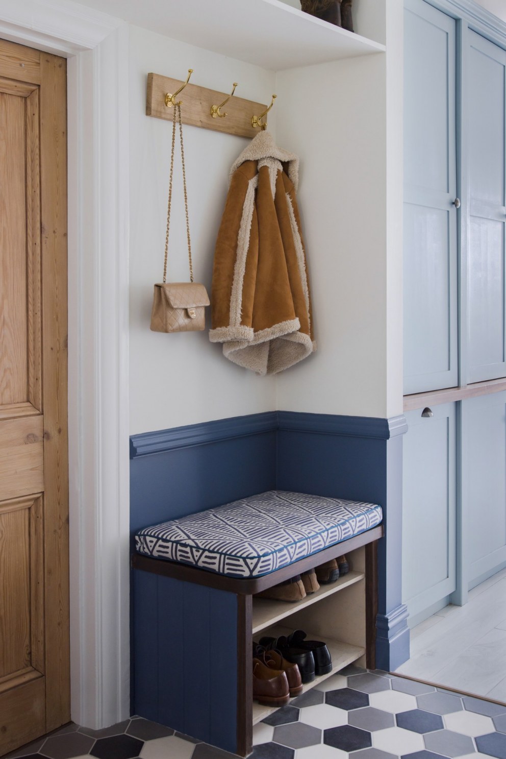 Victorian house in Barnes | Entrance seating/storage | Interior Designers
